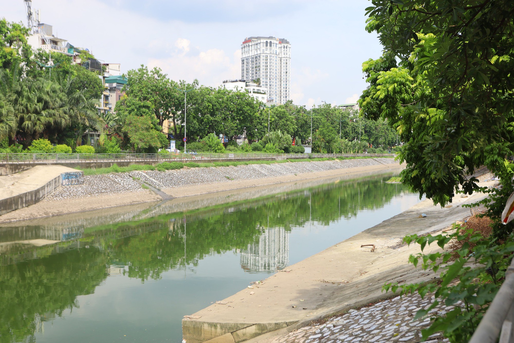 Hà Nội: Nước sông Tô Lịch lại chuyển màu xanh- Ảnh 11.