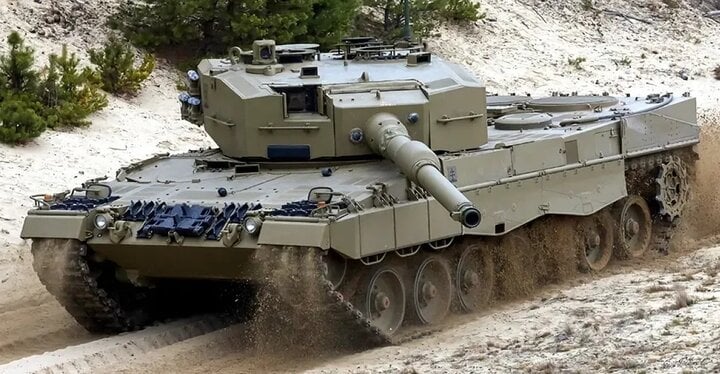 Xe tăng Leopard 2A4 của Đức trúng đòn ở Donbass- Ảnh 1.