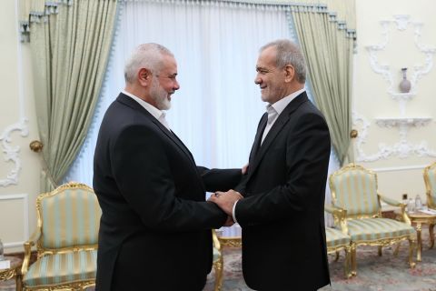 Thủ lĩnh Hamas Ismail Haniyeh (trái) đã có cuộc gặp với Tổng thống Iran Masoud Pezeshkian hôm 30/7 tại Tehran. Ảnh: Getty