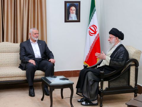 Lãnh tụ tối cao Iran, Đại giáo chủ Ali Khamenei, bên phải, gặp gỡ nhà lãnh đạo chính trị Hamas, Ismail Haniyeh tại Tehran, Iran, vào ngày 30 tháng 7. Ảnh