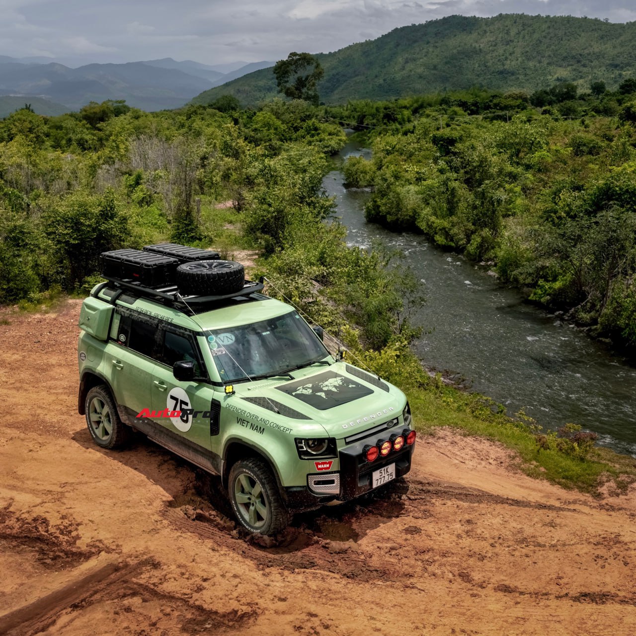 Dân chơi Bình Dương độ lại Land Rover Defender 7 tỷ đồng: Tốn gần 700 triệu, toàn đồ chính hãng, chuẩn bị cho hành trình vòng quanh thế giới- Ảnh 12.