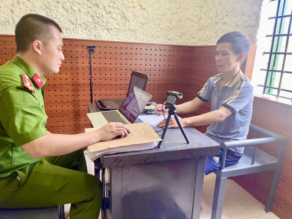 Bắt gã đàn ông lắp camera trong nhà nghỉ để quay lén khách- Ảnh 1.