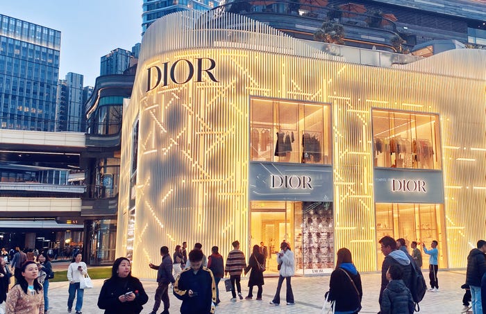 Câu hỏi gây náo loạn ngành thời trang nhiều tháng qua: Chiếc túi xa xỉ 71 triệu đồng của Dior được sản xuất với chi phí thực sự là bao nhiêu?- Ảnh 1.