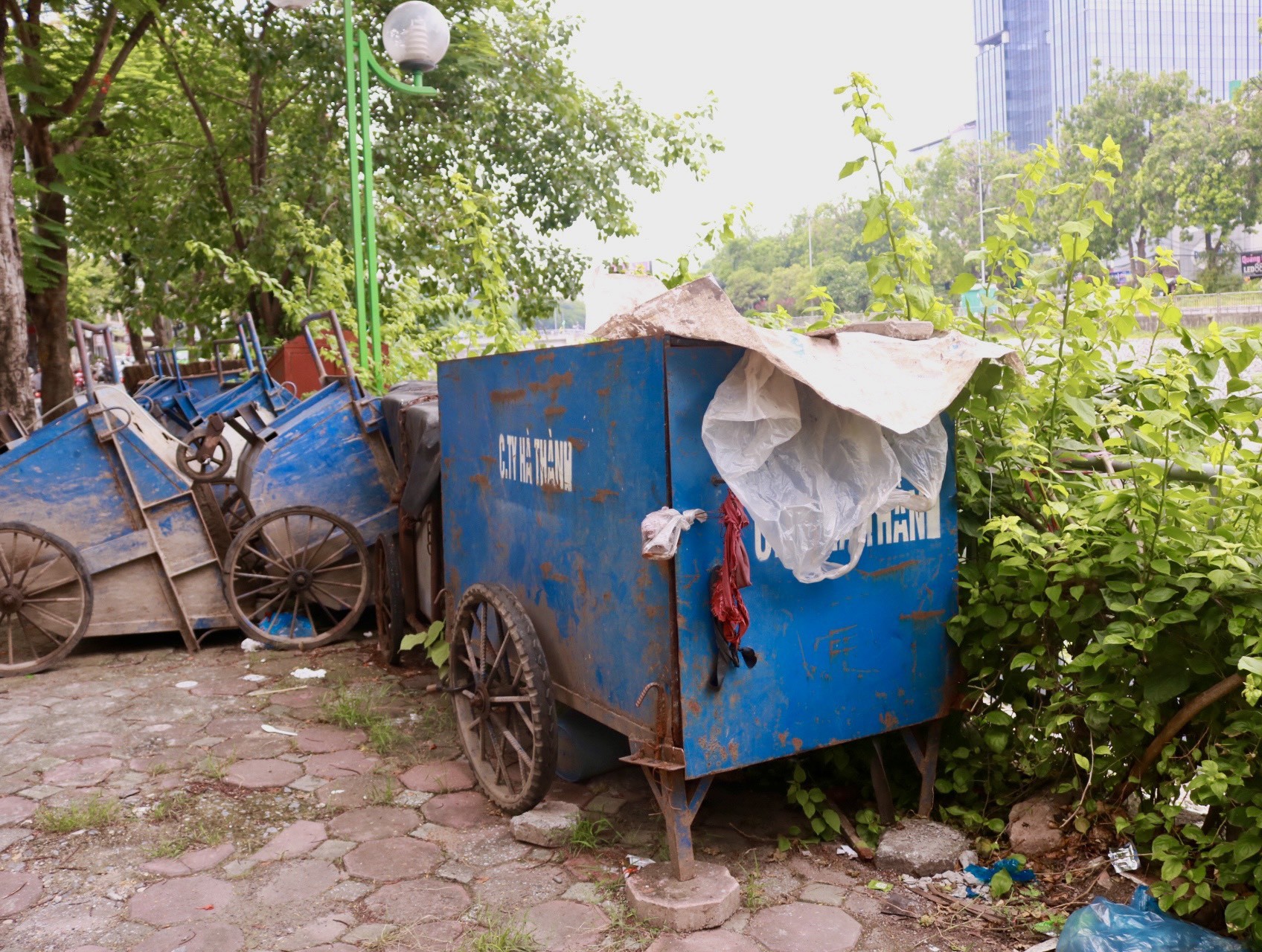 Xe máy, rác thải 'bức tử' hai bờ sông Tô Lịch- Ảnh 2.