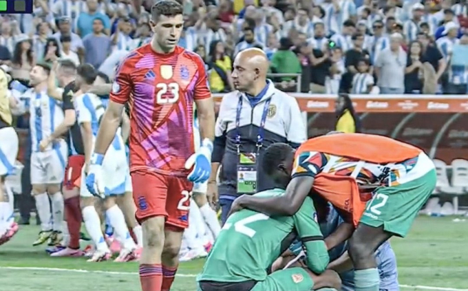 The most emotional moment today: Messi's hero stopped celebrating, quietly doing something extremely meaningful alone - Photo 1.