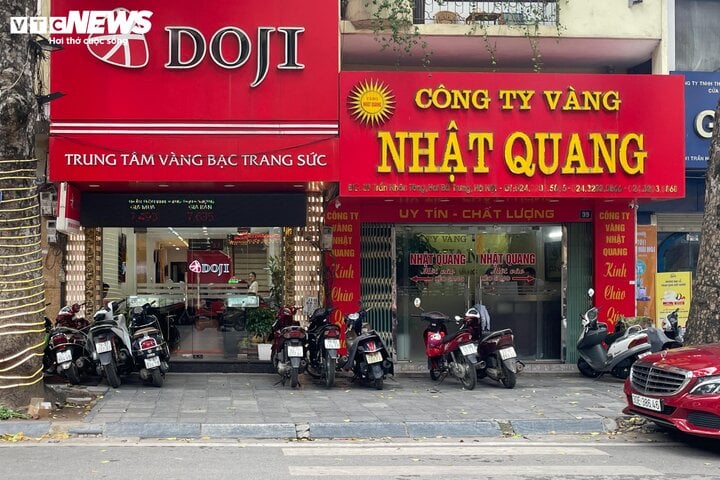 Giá vàng nhẫn tăng vọt, cửa hàng mở bán nhỏ giọt- Ảnh 2.