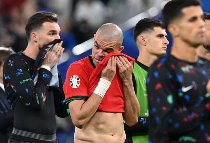 Pepe khóc như mưa, HLV Martinez vẫn bảo vệ học trò- Ảnh 2.