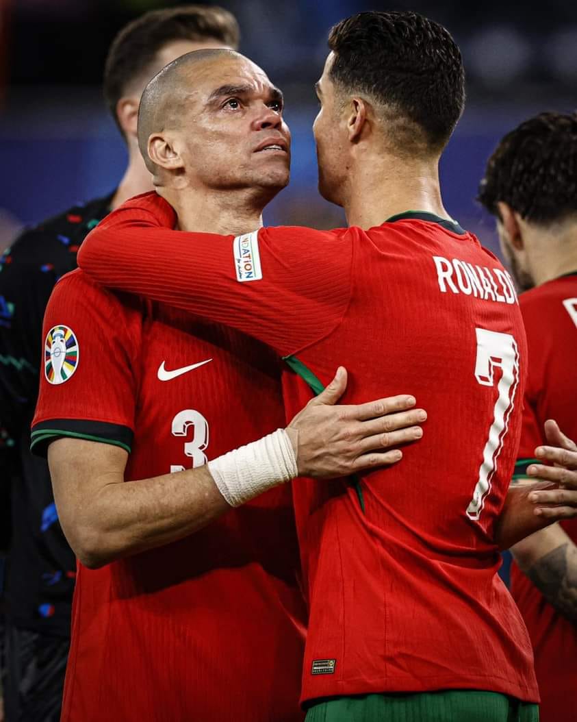 Pepe tuổi 41 tựa vai Ronaldo 39 tuổi oà khóc như một đứa trẻ: Mỏi chân rồi mình dừng lại thôi- Ảnh 3.