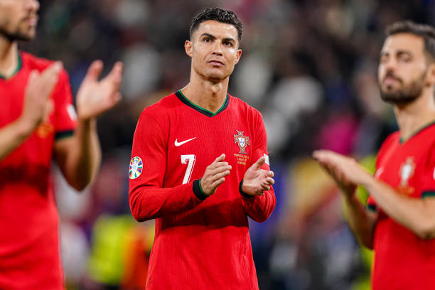 Nụ cười cuối cùng đã trở lại với Ronaldo trong ngày phải cay đắng rời Euro: Khi gia đình là điểm tựa vững chắc nhất- Ảnh 1.