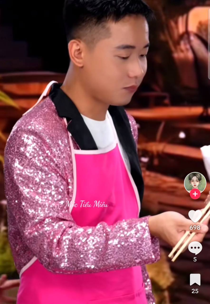 Phi&ecirc;n live cuối của Quang Linh Vlogs tại Việt Nam: Ngỡ ng&agrave;ng pha tự huỷ nhan sắc, Hằng Du Mục đứng cạnh "tắt điện"- Ảnh 2.