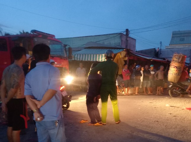 Công an điều tra vụ đốt xe tải ở chợ đầu mối nông sản- Ảnh 1.