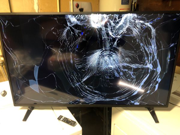 Mẹ chồng từ trong bếp phi ra với c&aacute;i chảo rồi đập tan t&agrave;nh chiếc TV mới mua- Ảnh 1.