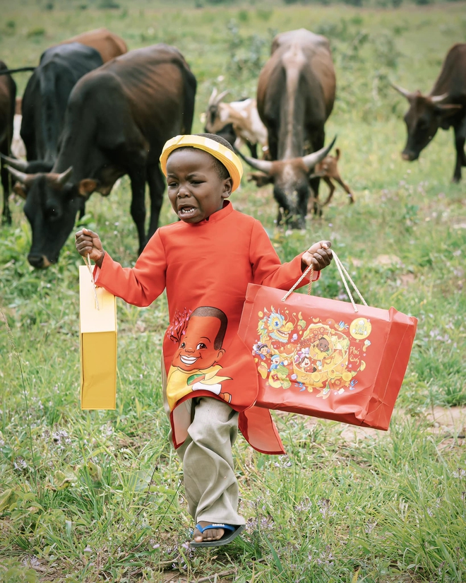 Phi&ecirc;n live cuối của Quang Linh Vlogs tại Việt Nam: Ngỡ ng&agrave;ng pha tự huỷ nhan sắc, Hằng Du Mục đứng cạnh "tắt điện"- Ảnh 7.