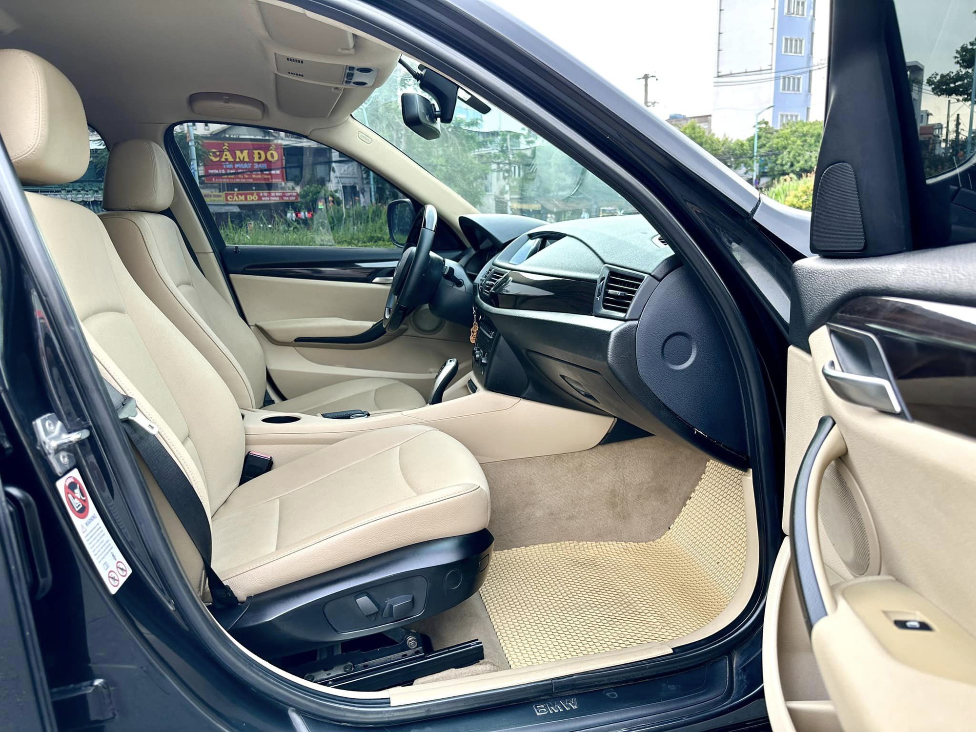 Có 300 triệu thích ‘chơi’ BMW X1 thì đây là một lựa chọn: Chạy hơn 6.700km/tháng, đã độ màn hình, cần số- Ảnh 6. Có 300 triệu thích ‘chơi’ BMW X1 thì đây là một lựa chọn: Chạy hơn 6.700km/tháng, đã độ màn hình, cần số- Ảnh 6.