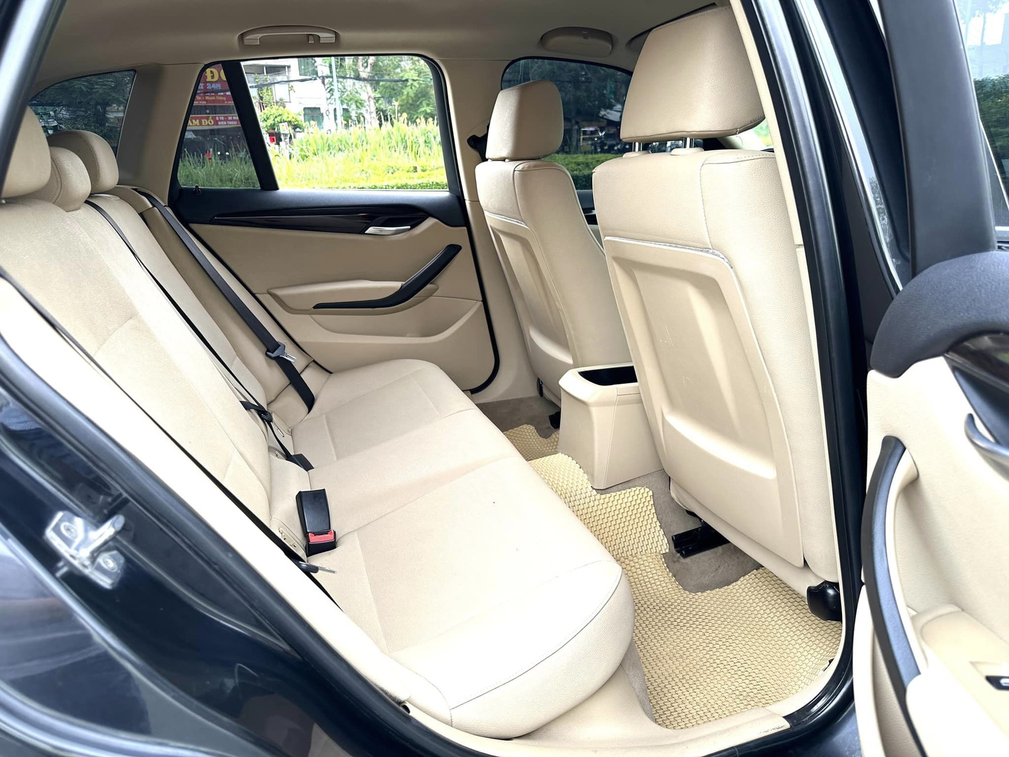 Có 300 triệu thích ‘chơi’ BMW X1 thì đây là một lựa chọn: Chạy hơn 6.700km/tháng, đã độ màn hình, cần số- Ảnh 7. Có 300 triệu thích ‘chơi’ BMW X1 thì đây là một lựa chọn: Chạy hơn 6.700km/tháng, đã độ màn hình, cần số- Ảnh 7.