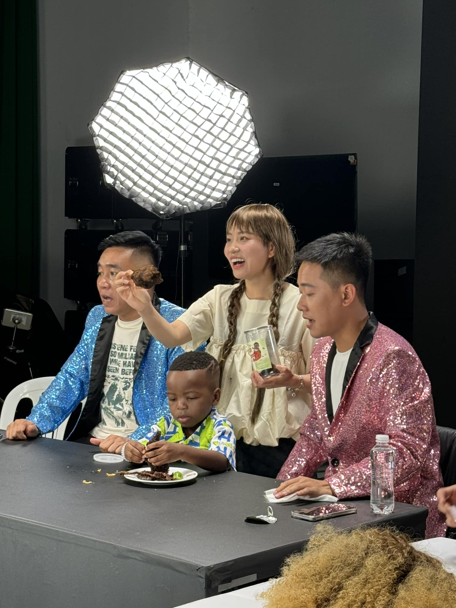 Phi&ecirc;n live cuối của Quang Linh Vlogs tại Việt Nam: Ngỡ ng&agrave;ng pha tự huỷ nhan sắc, Hằng Du Mục đứng cạnh "tắt điện"- Ảnh 6.