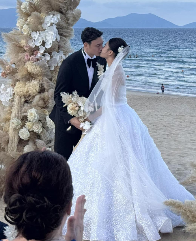 H&igrave;nh ảnh đầu ti&ecirc;n trong đ&aacute;m cưới Đặng Văn L&acirc;m v&agrave; Yến Xu&acirc;n: Ch&uacute; rể bảnh bao trao nụ h&ocirc;n cho c&ocirc; d&acirc;u n&oacute;ng bỏng- Ảnh 1.