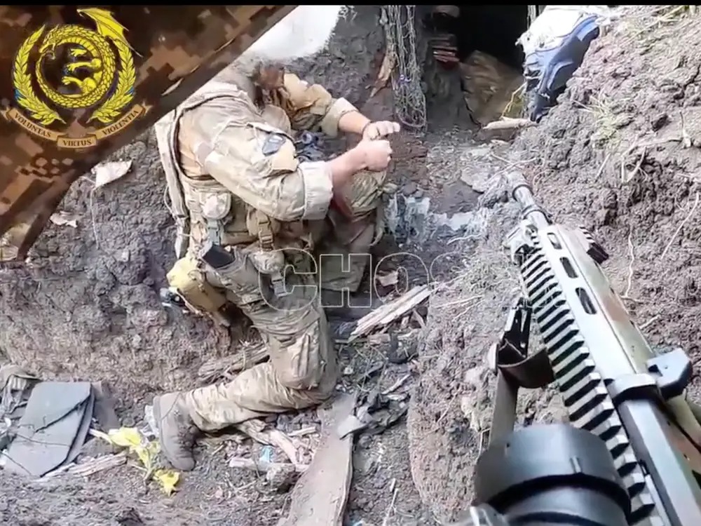 NYT: Rúng động tình tiết quân Ukraine bắn chết lính Nga bị thương, giơ tay xin hàng - Moscow hành động khẩn- Ảnh 2. NYT: Rúng động tình tiết quân Ukraine bắn chết lính Nga bị thương, giơ tay xin hàng - Moscow hành động khẩn- Ảnh 2.