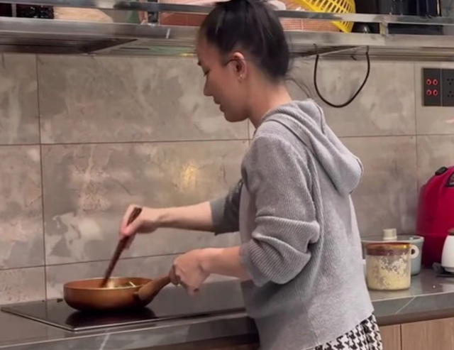 Vợ Lê Dương Bảo Lâm hoảng loạn bỏ chạy vì gặp rắn bò vào nhà- Ảnh 3. Vợ Lê Dương Bảo Lâm hoảng loạn bỏ chạy vì gặp rắn bò vào nhà- Ảnh 3.