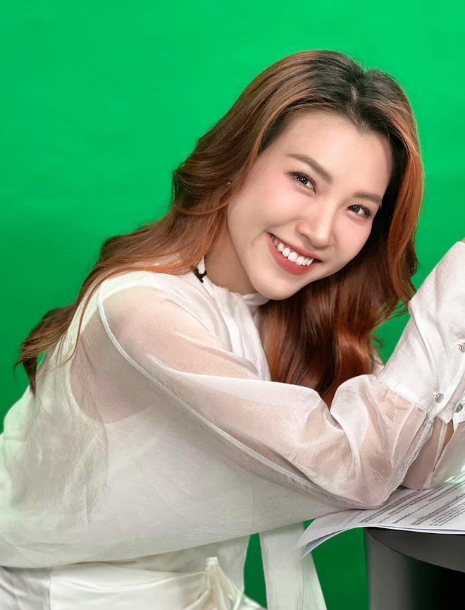 MC Hoàng Oanh bị chê quá ồn ào, khó hiểu nhất là màn ôm lấy ôm để Binz trên sân khấu- Ảnh 10.