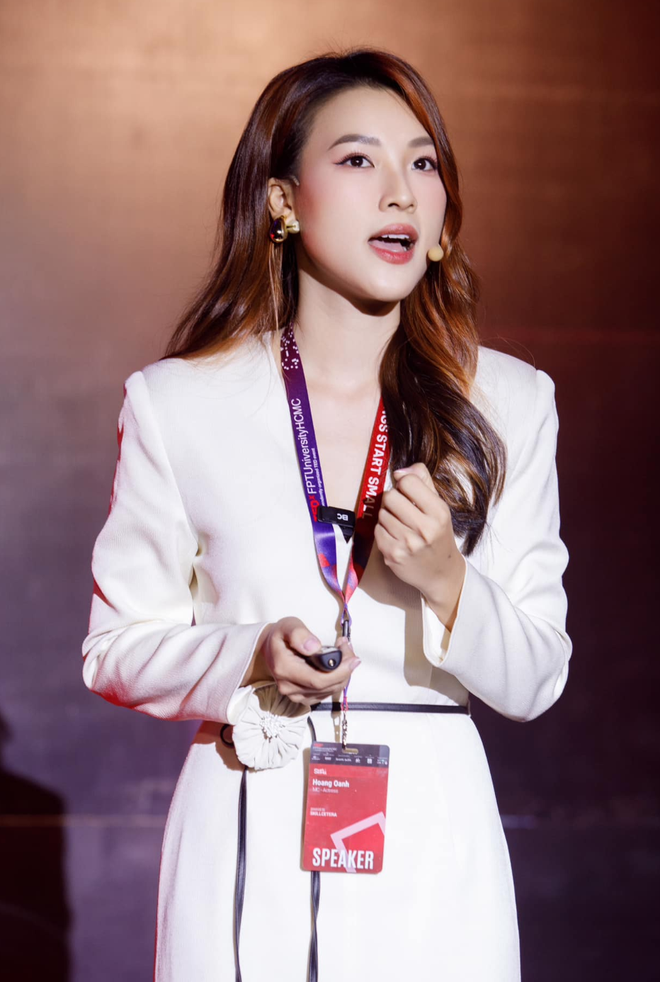 MC Hoàng Oanh bị chê quá ồn ào, khó hiểu nhất là màn ôm lấy ôm để Binz trên sân khấu- Ảnh 9.