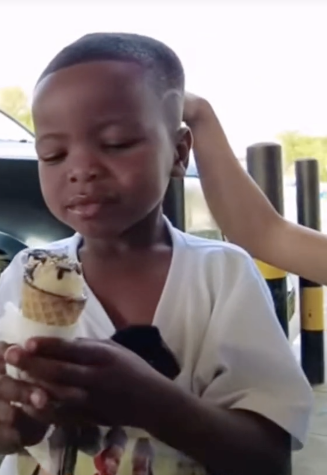 Phi&ecirc;n live cuối của Quang Linh Vlogs tại Việt Nam: Ngỡ ng&agrave;ng pha tự huỷ nhan sắc, Hằng Du Mục đứng cạnh "tắt điện"- Ảnh 8.