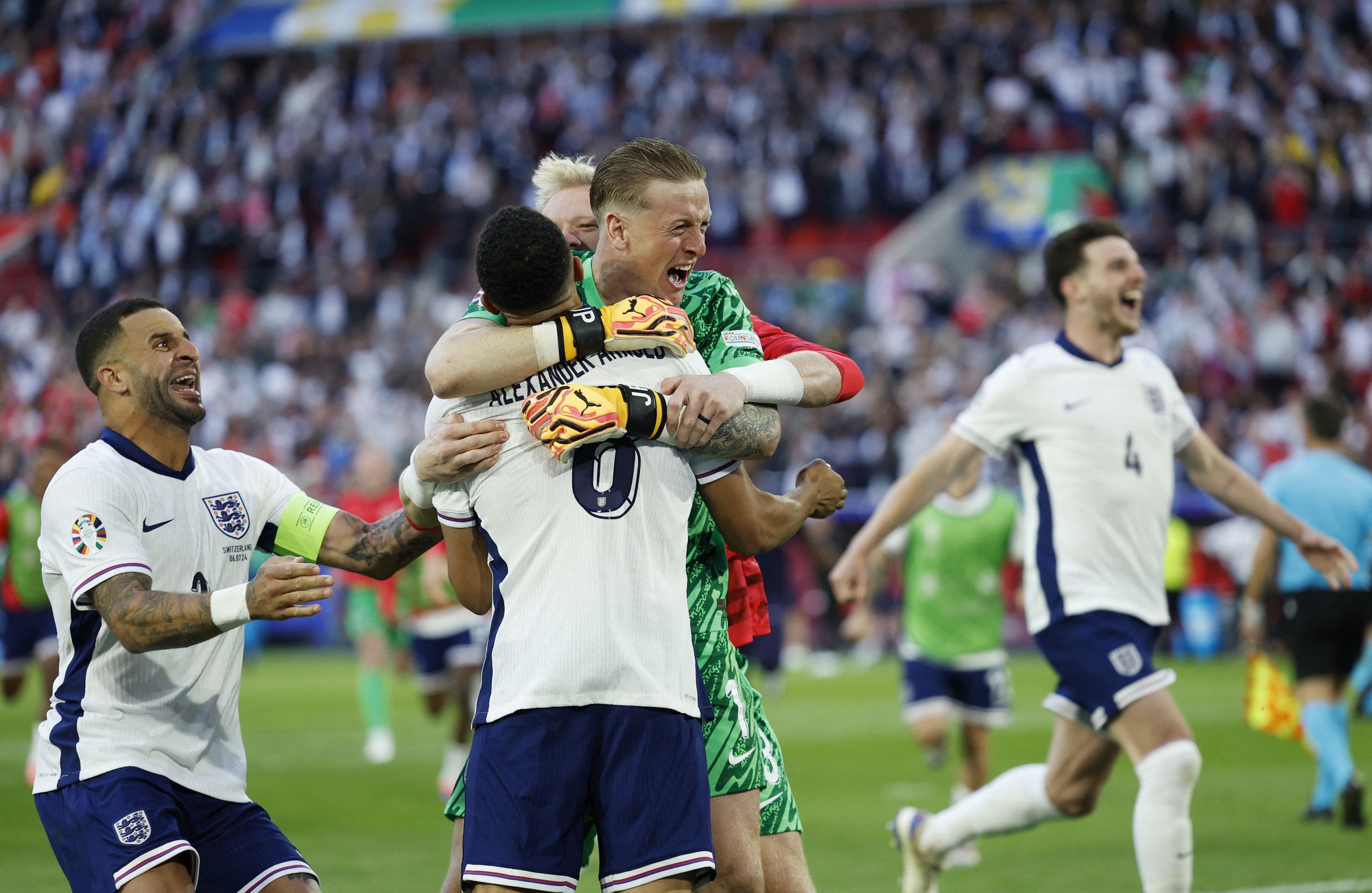 Euro 2024: "Chiếc bình nước huyền thoại" và kỳ tích Jordan Pickford- Ảnh 10. Euro 2024: "Chiếc bình nước huyền thoại" và kỳ tích Jordan Pickford- Ảnh 10.