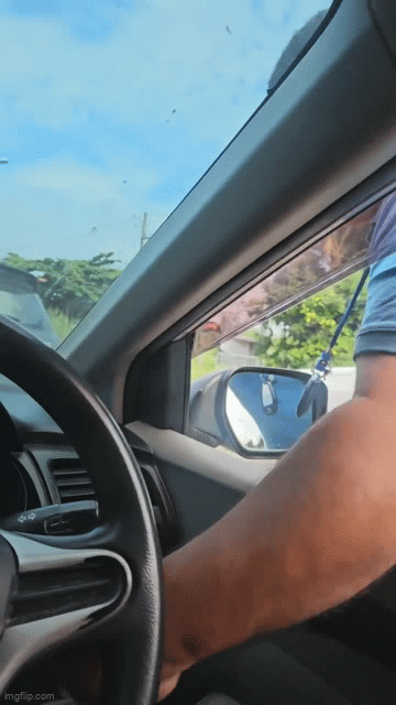 Tài xế nữ lái ô tô quá chậm, người đàn ông nổi giận, thò tay vào xe làm 1 việc khiến tất cả sững sờ- Ảnh 1.