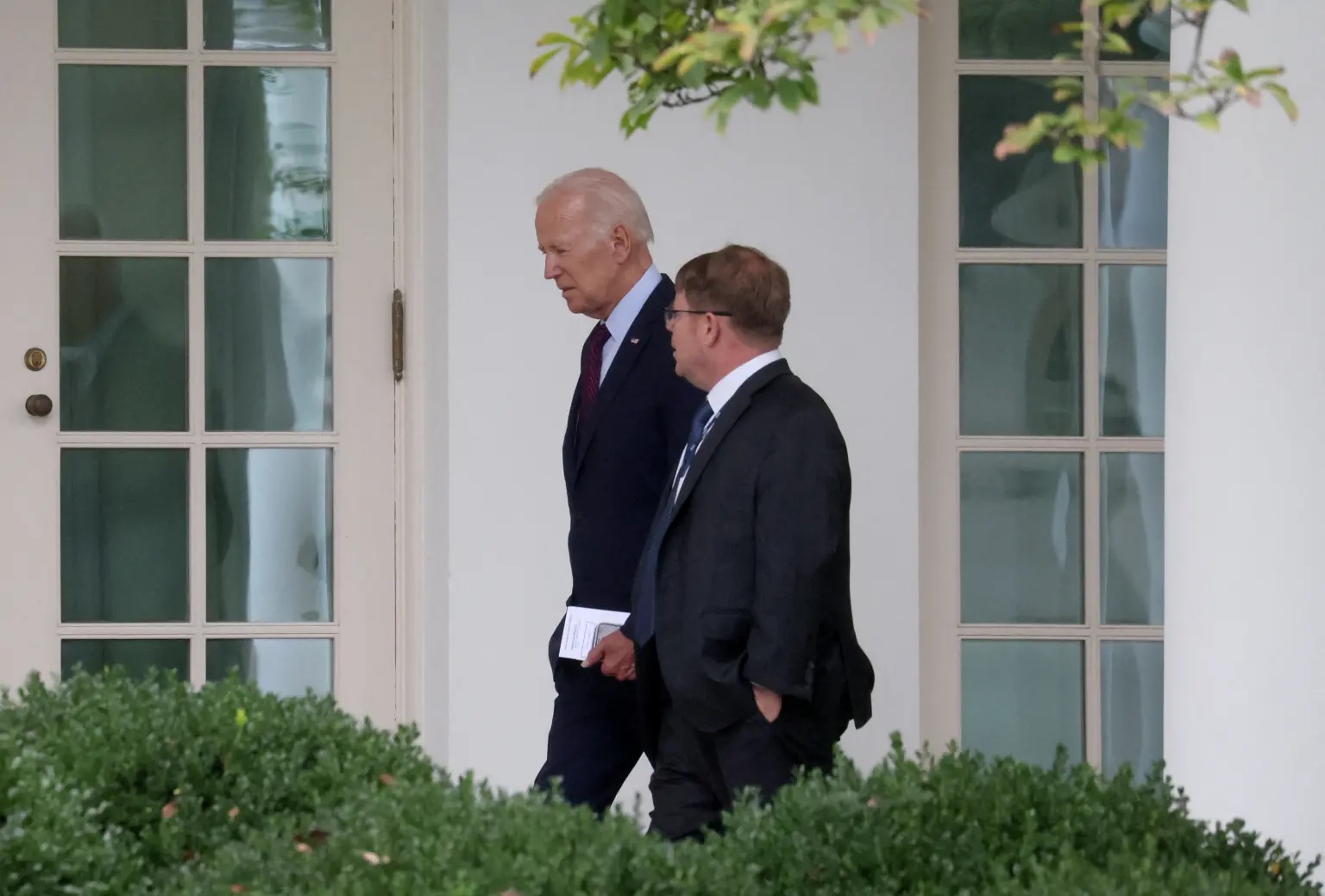 Tổng thống Mỹ Joe Biden n&oacute;i chuyện c&ugrave;ng b&aacute;c sĩ Kevin O&rsquo;Connor tại Nh&agrave; Trắng. Ảnh: Reuters