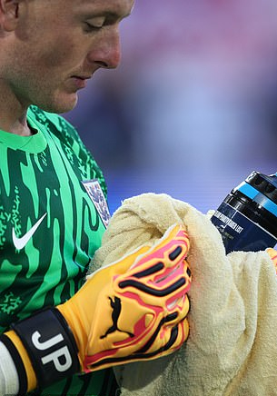 Euro 2024: "Chiếc bình nước huyền thoại" và kỳ tích Jordan Pickford- Ảnh 5. Euro 2024: "Chiếc bình nước huyền thoại" và kỳ tích Jordan Pickford- Ảnh 5.