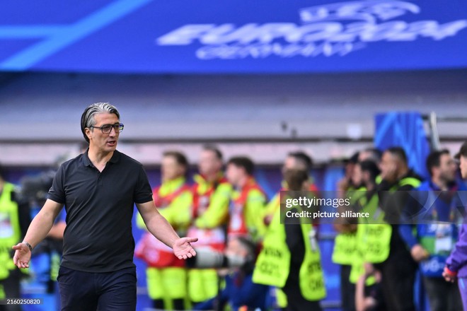M&ecirc; mẩn visual l&atilde;ng tử, điển trai kh&ocirc;ng g&oacute;c chết của HLV Thuỵ Sĩ trong trận tứ kết Euro 2024 gặp tuyển Anh- Ảnh 10.