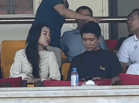 Mẹ bỉm Đỗ Mỹ Linh khoe visual sáng rực, thoải mái trò chuyện cùng anh chồng chủ tịch trong ngày CLB Hà Nội tranh Cúp vô địch- Ảnh 3. Mẹ bỉm Đỗ Mỹ Linh khoe visual sáng rực, thoải mái trò chuyện cùng anh chồng chủ tịch trong ngày CLB Hà Nội tranh Cúp vô địch- Ảnh 3.
