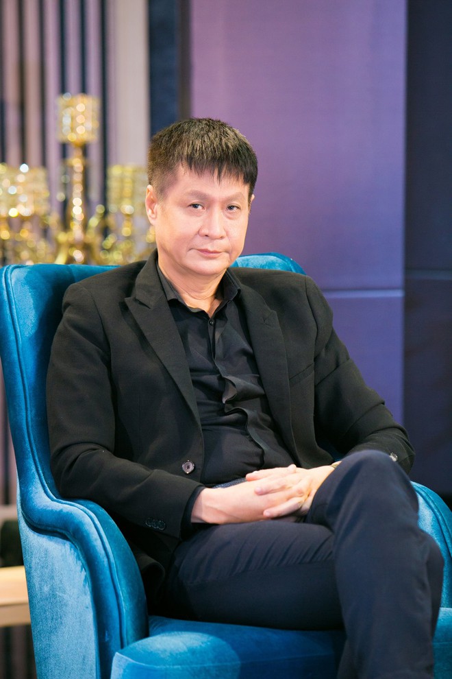 Đạo diễn Lê Hoàng xuất hiện lạ lẫm trên sóng truyền hình hậu can thiệp thẩm mỹ- Ảnh 4. Đạo diễn Lê Hoàng xuất hiện lạ lẫm trên sóng truyền hình hậu can thiệp thẩm mỹ- Ảnh 4.