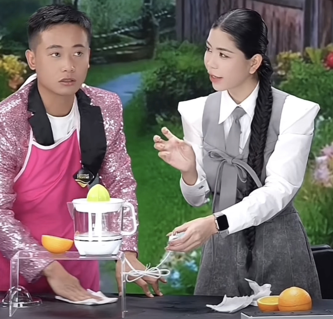 Phi&ecirc;n live cuối của Quang Linh Vlogs tại Việt Nam: Ngỡ ng&agrave;ng pha tự huỷ nhan sắc, Hằng Du Mục đứng cạnh "tắt điện"- Ảnh 1.