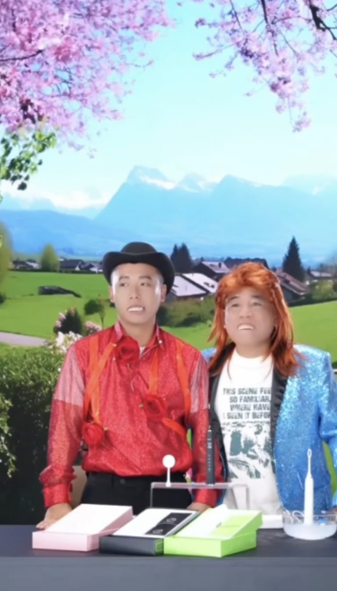 Phi&ecirc;n live cuối của Quang Linh Vlogs tại Việt Nam: Ngỡ ng&agrave;ng pha tự huỷ nhan sắc, Hằng Du Mục đứng cạnh "tắt điện"- Ảnh 4.