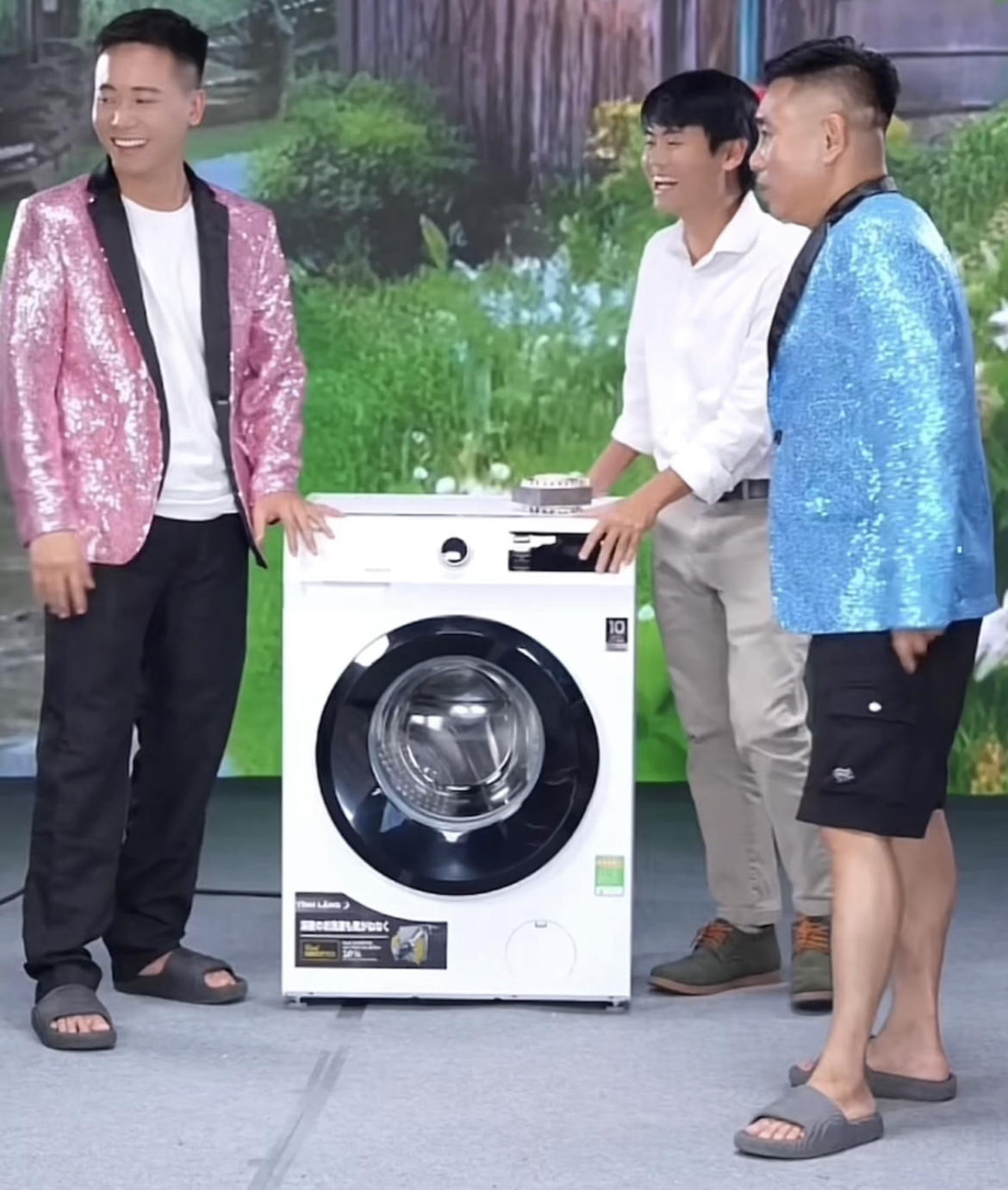 Phi&ecirc;n live cuối của Quang Linh Vlogs tại Việt Nam: Ngỡ ng&agrave;ng pha tự huỷ nhan sắc, Hằng Du Mục đứng cạnh "tắt điện"- Ảnh 5.