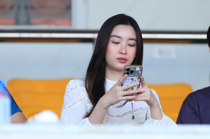 Mẹ bỉm Đỗ Mỹ Linh khoe visual sáng rực, thoải mái trò chuyện cùng anh chồng chủ tịch trong ngày CLB Hà Nội tranh Cúp vô địch- Ảnh 1. Mẹ bỉm Đỗ Mỹ Linh khoe visual sáng rực, thoải mái trò chuyện cùng anh chồng chủ tịch trong ngày CLB Hà Nội tranh Cúp vô địch- Ảnh 1.