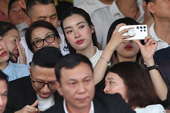 Mẹ bỉm Đỗ Mỹ Linh khoe visual sáng rực, thoải mái trò chuyện cùng anh chồng chủ tịch trong ngày CLB Hà Nội tranh Cúp vô địch- Ảnh 5. Mẹ bỉm Đỗ Mỹ Linh khoe visual sáng rực, thoải mái trò chuyện cùng anh chồng chủ tịch trong ngày CLB Hà Nội tranh Cúp vô địch- Ảnh 5.