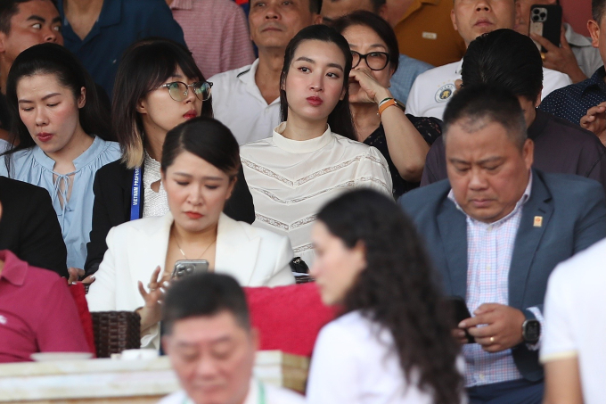 Mẹ bỉm Đỗ Mỹ Linh khoe visual sáng rực, thoải mái trò chuyện cùng anh chồng chủ tịch trong ngày CLB Hà Nội tranh Cúp vô địch- Ảnh 6. Mẹ bỉm Đỗ Mỹ Linh khoe visual sáng rực, thoải mái trò chuyện cùng anh chồng chủ tịch trong ngày CLB Hà Nội tranh Cúp vô địch- Ảnh 6.
