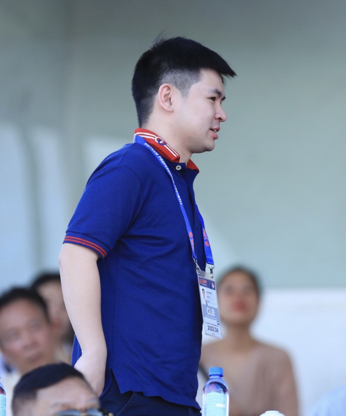 Mẹ bỉm Đỗ Mỹ Linh khoe visual sáng rực, thoải mái trò chuyện cùng anh chồng chủ tịch trong ngày CLB Hà Nội tranh Cúp vô địch- Ảnh 8. Mẹ bỉm Đỗ Mỹ Linh khoe visual sáng rực, thoải mái trò chuyện cùng anh chồng chủ tịch trong ngày CLB Hà Nội tranh Cúp vô địch- Ảnh 8.