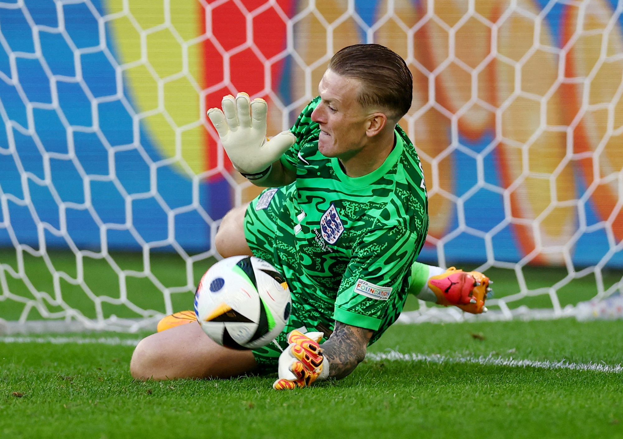 Euro 2024: "Chiếc bình nước huyền thoại" và kỳ tích Jordan Pickford- Ảnh 3. Euro 2024: "Chiếc bình nước huyền thoại" và kỳ tích Jordan Pickford- Ảnh 3.