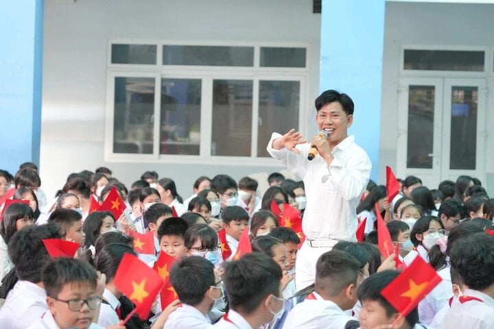 Ngôi sao ‘Mưa bụi’ Mai Tuấn: Bỏ hát, làm giáo viên dạy Toán, có bạn gái bên Mỹ- Ảnh 2.