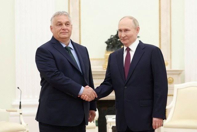 Tổng thống Nga Vladimir Putin (phải) bắt tay Thủ tướng Hungary Viktor Orban trong cuộc gặp tại Điện Kremlin ở Moscow (Nga) ngày 5-7. Ảnh: Reuters