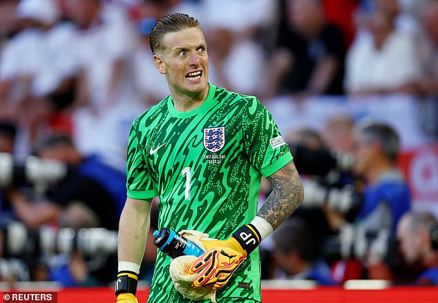 Euro 2024: "Chiếc bình nước huyền thoại" và kỳ tích Jordan Pickford- Ảnh 1. Euro 2024: "Chiếc bình nước huyền thoại" và kỳ tích Jordan Pickford- Ảnh 1.