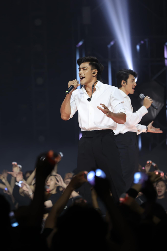 “Độc cô cầu bại” Duy Nhất debut ở Anh Trai Chông Gai, dân tình hoang mang: Hát vì anh thương em tại sao anh lại đeo găng đấm?- Ảnh 4. “Độc cô cầu bại” Duy Nhất debut ở Anh Trai Chông Gai, dân tình hoang mang: Hát vì anh thương em tại sao anh lại đeo găng đấm?- Ảnh 4.