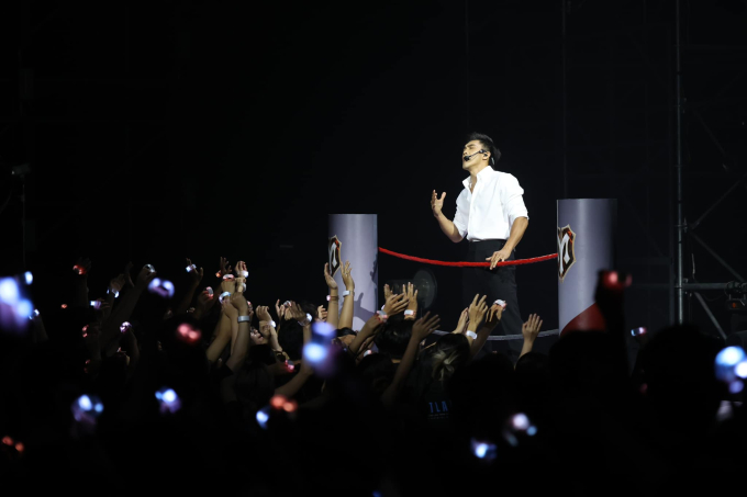 “Độc cô cầu bại” Duy Nhất debut ở Anh Trai Chông Gai, dân tình hoang mang: Hát vì anh thương em tại sao anh lại đeo găng đấm?- Ảnh 2. “Độc cô cầu bại” Duy Nhất debut ở Anh Trai Chông Gai, dân tình hoang mang: Hát vì anh thương em tại sao anh lại đeo găng đấm?- Ảnh 2.