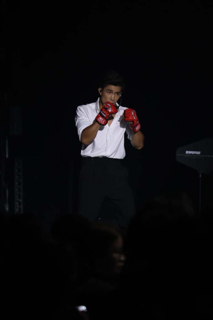 “Độc cô cầu bại” Duy Nhất debut ở Anh Trai Chông Gai, dân tình hoang mang: Hát vì anh thương em tại sao anh lại đeo găng đấm?- Ảnh 1. “Độc cô cầu bại” Duy Nhất debut ở Anh Trai Chông Gai, dân tình hoang mang: Hát vì anh thương em tại sao anh lại đeo găng đấm?- Ảnh 1.