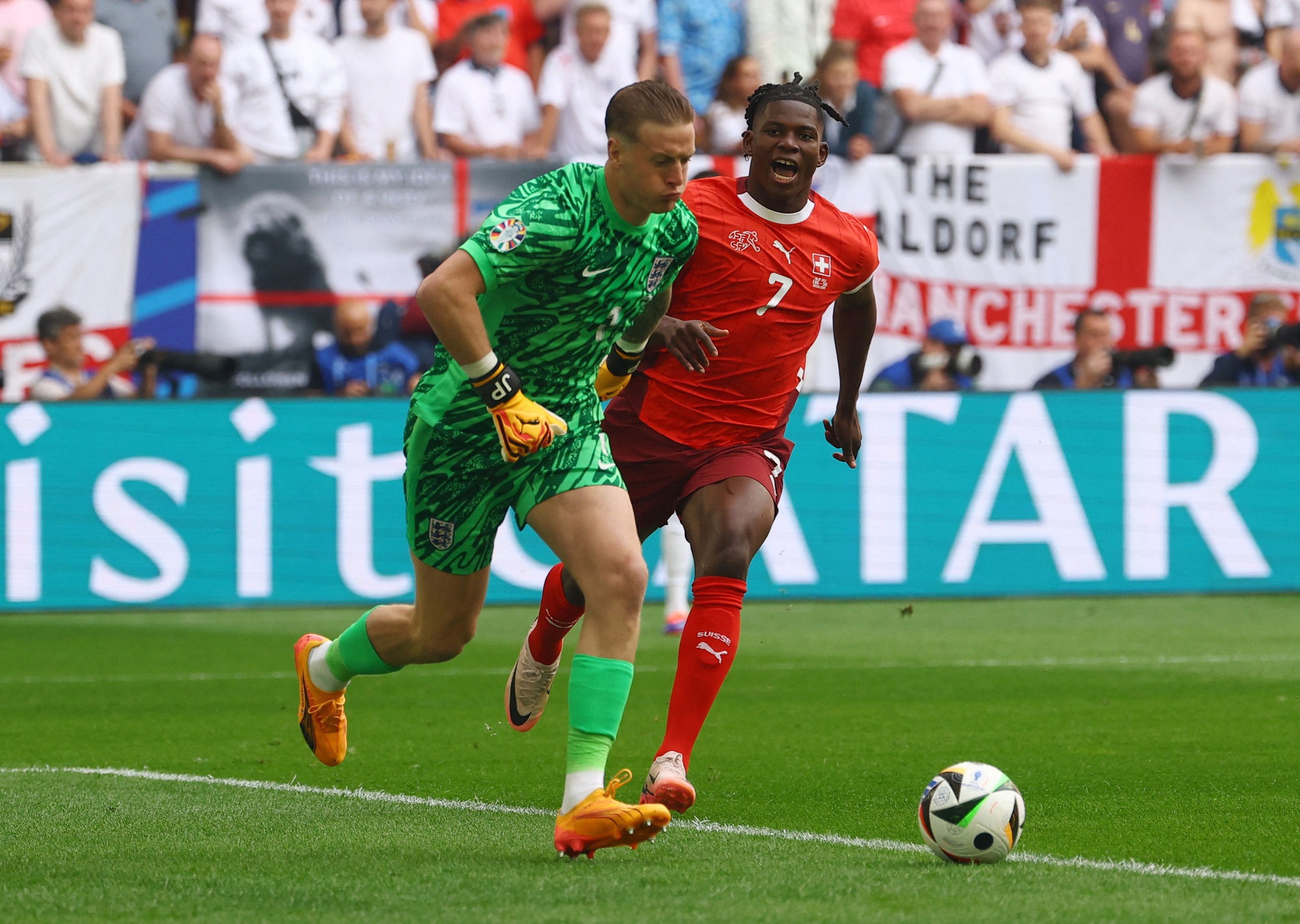 Euro 2024: "Chiếc bình nước huyền thoại" và kỳ tích Jordan Pickford- Ảnh 9. Euro 2024: "Chiếc bình nước huyền thoại" và kỳ tích Jordan Pickford- Ảnh 9.