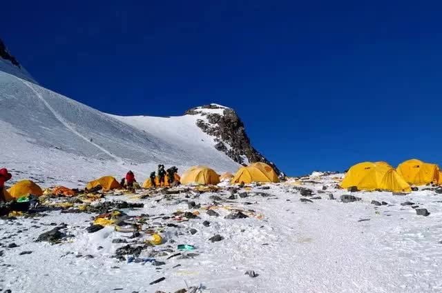 Phải mất nhiều năm để dọn dẹp rác thải trên đỉnh Everest- Ảnh 1.