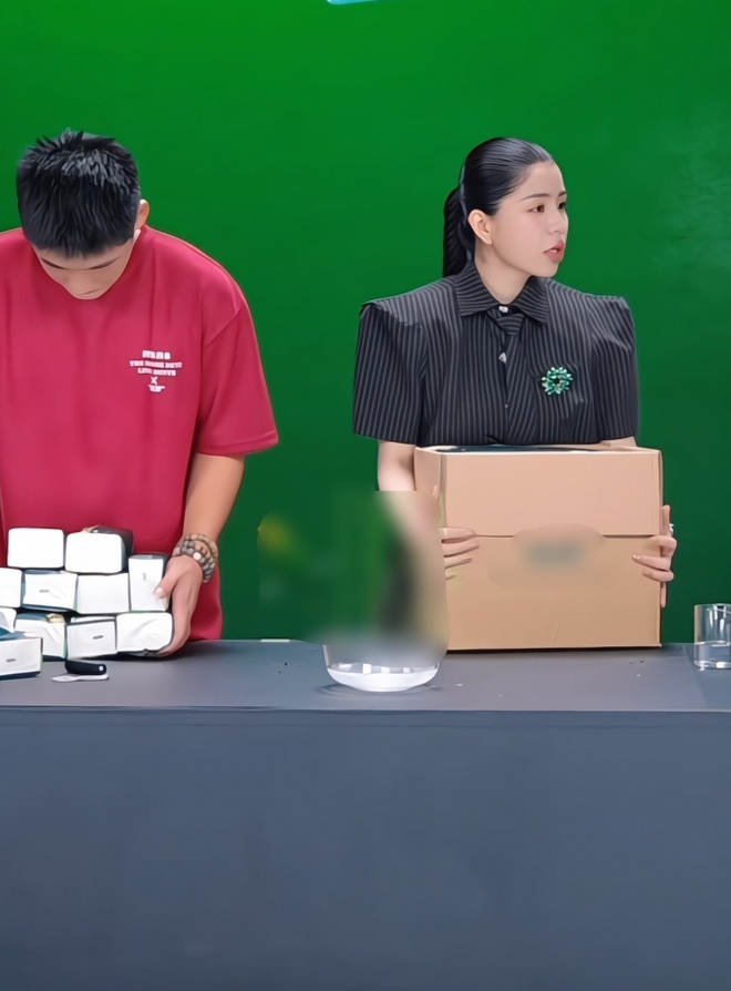 Hằng Du Mục đang live th&igrave; lớn giọng đ&ograve;i xo&aacute; link nh&atilde;n h&agrave;ng, kh&ocirc;ng live nữa: Chuyện g&igrave; đ&acirc;y?- Ảnh 2.